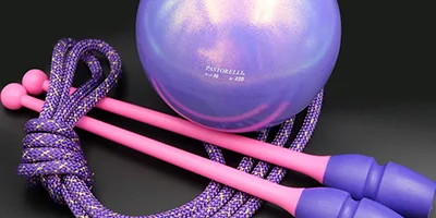 oprema za ritmičku gimnastiku na tamnoj pozadini lopta obručevi i vijača