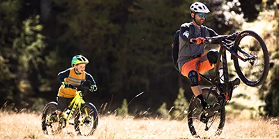 muškarac i dječak na biciklima mtb u offroad-u