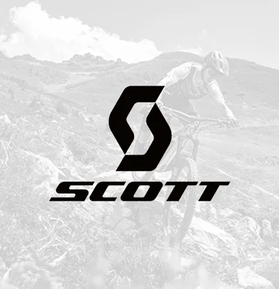 model biciklista u brdskom predijelu na scott biciklu u crni-bijeloj boji sa znakom scott